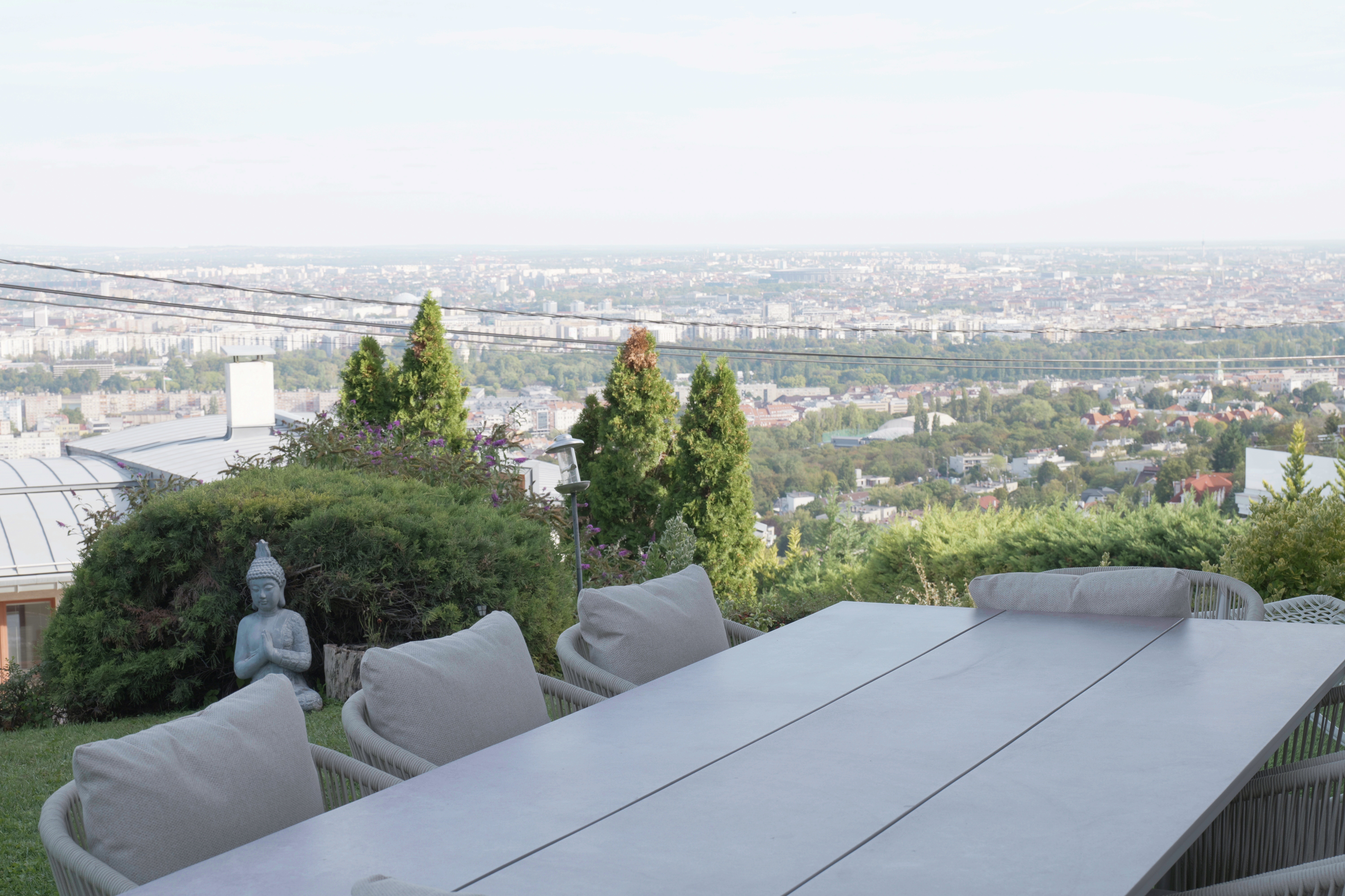 Panoramic apartment with garden access