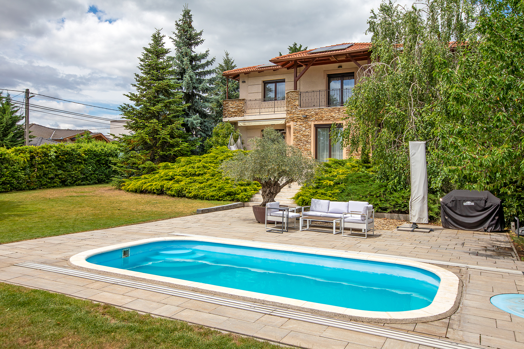 Well designed, energy efficient classic family villa in Érd, set in a peaceful green residential area.