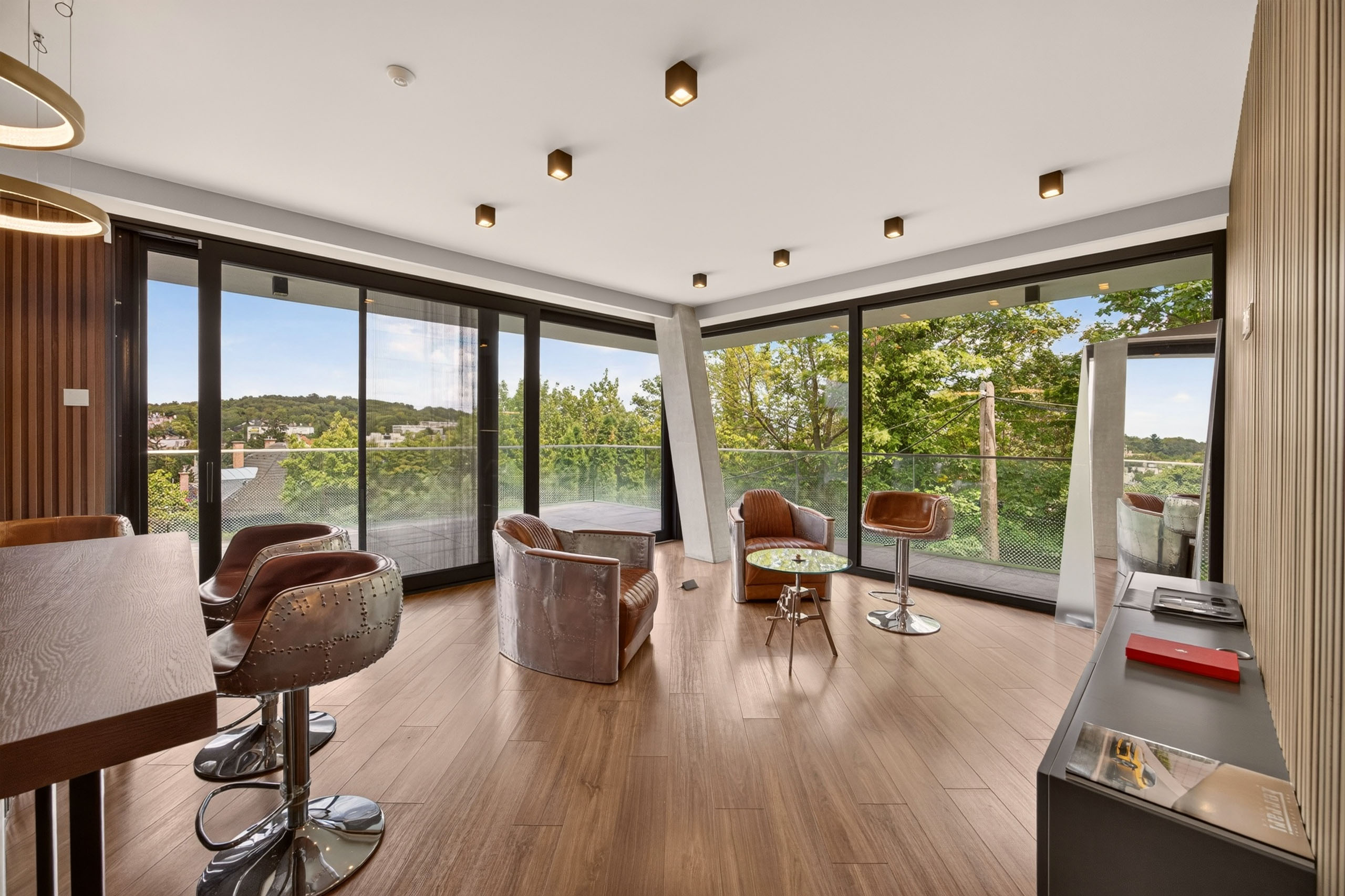 Contemporary Elegance in an Exclusive Hillside Penthouse on Istenhegy